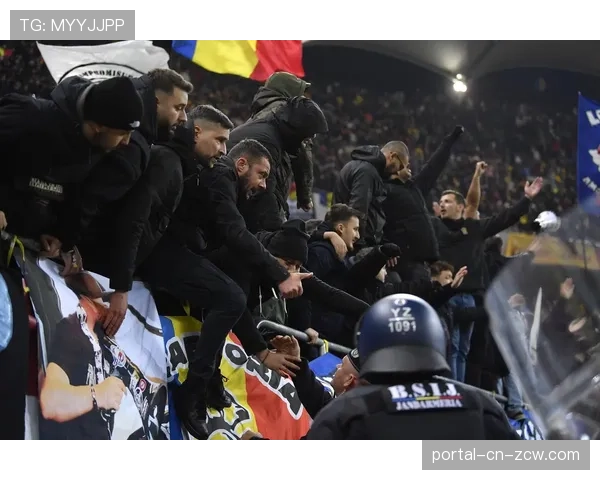 罗马奥林匹克球场因球迷投掷烟火，比赛短暂中断五分钟